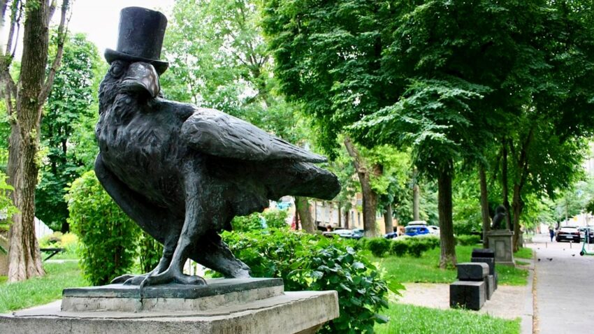 Сквер интеллигентов в Киеве Скульптура птицы в Сквере киевских интеллигентов в Шевченковском районе среди зеленых деревьев
