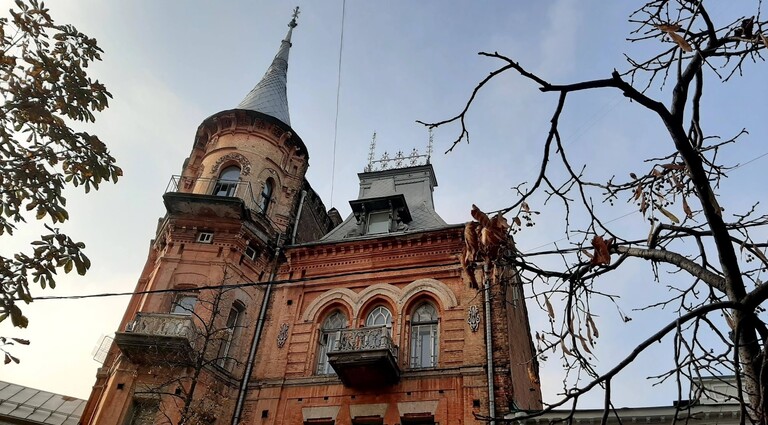 Замок барона в Киеве Готическое здание Дома Подгорского (Замок барона) в Киеве с башнями и декоративными скульптурами