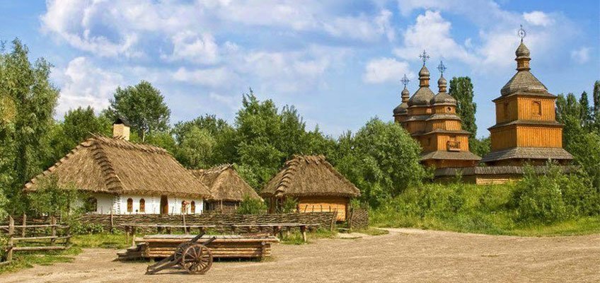 Прогулянка козацьким селищем «Мамаєва Слобода» Українські хати та дерев’яна церква в «Мамаєвій Слободі»
